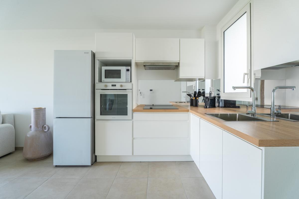 appartement-meuble-etang-zabricot-cuisine-equipee-sejour (1)